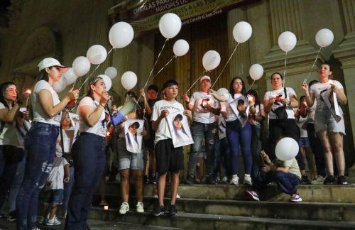 epa13182135 Relatives of patrol officer Erika Tatiana Monroy take part in a candlelight vigil demanding her release, at the San Jose Cathedral in Cucuta, Colombia, 20 August 2026. Relatives and friends of three police officers from the Directorate of Criminal Investigation and Interpol (DIJIN), who were kidnapped last Monday in the department of Norte de...