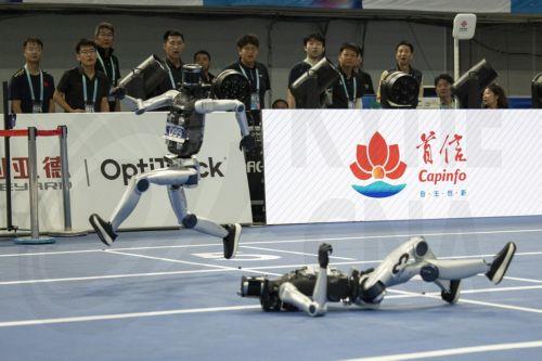 epa13186090 A humanoid robot crashes at the finish line during the large robots 400m event during the 2026 World Humanoid Robot Games at the National Speed Skating Oval in Beijing, China, 23 August 2026. The 2026 World Humanoid Robot Games are being held in Beijing until 26 August.  EPA/ANDRES MARTINEZ CASARES