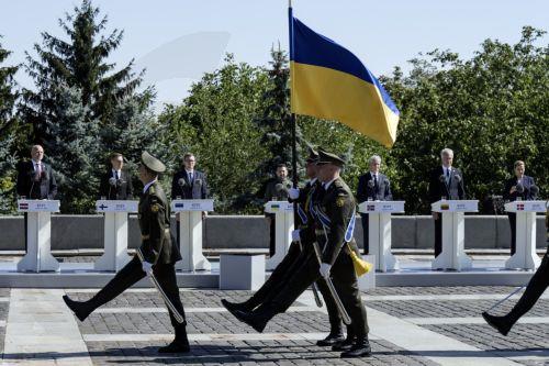 epa13186120 Ukrainian servicemen attend the ceremony of the National Flag raising in Kyiv, Ukraine, 23 August 2026, amid the ongoing Russian invasion. Ukraine celebrates the National Flag Day on 23 August every year.  EPA/Maxym Marusenko