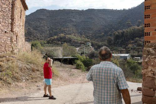 epa13186131 Burnt land is seen in the background in Gatova, Valencia, Spain, 23 August 2026. The fire, caused by lightning on 20 August in Segorbe, Castellon, has been stabilized, according to the Emergency Services.  EPA/MANUEL BRUQUE