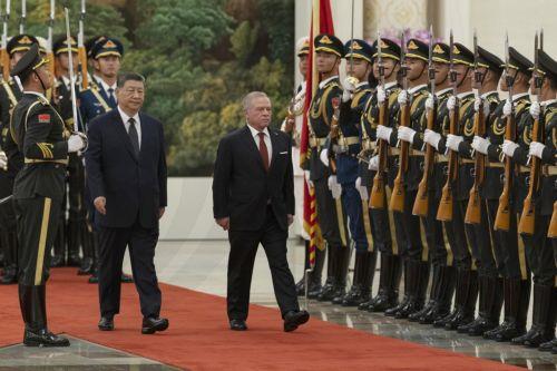 epa13188425 China’s President Xi Jinping (L) and King Abdullah II of Jordan (R) review the honor guard during a welcoming ceremony at the Great Hall of the People in Beijing, China, 24 August, 2026.  EPA/ANDRES MARTINEZ CASARES / POOL