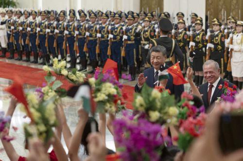 epa13188426 China’s President Xi Jinping (L) and King Abdullah II of Jordan (R) greet children waving Chinese and Jordanian flags as they review the honor guard during a welcoming ceremony at the Great Hall of the People in Beijing, China, 24 August 2026.  EPA/ANDRES MARTINEZ CASARES / POOL