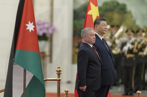 epa13188427 China’s President Xi Jinping (R) and King Abdullah II of Jordan (L) attend a welcoming ceremony at the Great Hall of the People in Beijing, China, 24 August 2026.  EPA/ANDRES MARTINEZ CASARES / POOL
