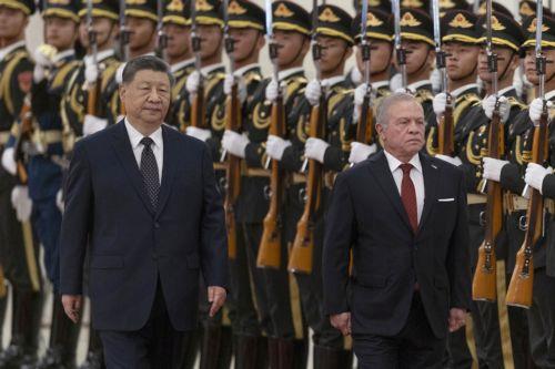 epa13188429 China’s President Xi Jinping (L) and King Abdullah II of Jordan (R) review the honor guard during a welcoming ceremony at the Great Hall of the People in Beijing, China, 24 August, 2026.  EPA/ANDRES MARTINEZ CASARES / POOL