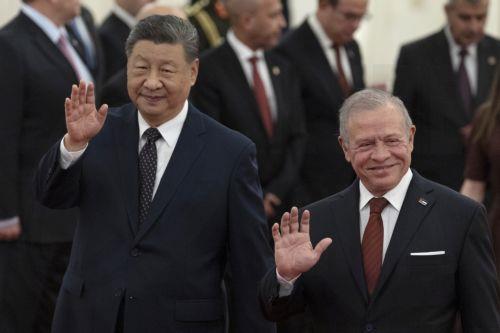epa13188431 China’s President Xi Jinping (L) and King Abdullah II of Jordan (R) wave after attending a welcoming ceremony at the Great Hall of the People in Beijing, China, 24 August 2026.  EPA/ANDRES MARTINEZ CASARES / POOL