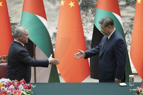epa13188435 China’s President Xi Jinping (R) and King Abdullah II of Jordan (L) shake hands after a signing ceremony at the Great Hall of the People in Beijing, China, 24 August, 2026.  EPA/ANDRES MARTINEZ CASARES / POOL