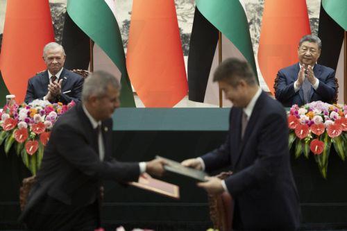 epa13188437 China’s President Xi Jinping (R) and King Abdullah II of Jordan (L) applaud during a signing ceremony at the Great Hall of the People in Beijing, China, 24 August, 2026.  EPA/ANDRES MARTINEZ CASARES / POOL