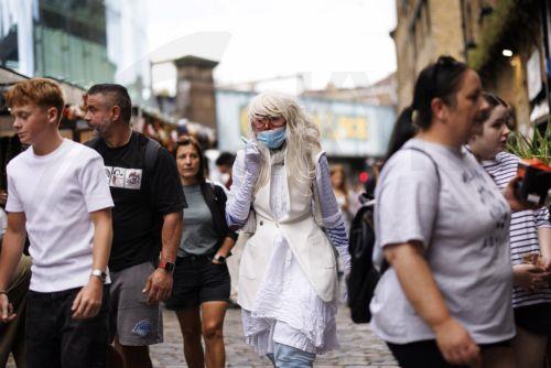 epa13188608 People visit Camden Town in north London, Britain, 24 August 2026. Camden Town is one of London’s most culturally significant neighbourhoods, renowned for its alternative music, arts and fashion scene and its long-standing influence on British youth culture.  EPA/TOLGA AKMEN