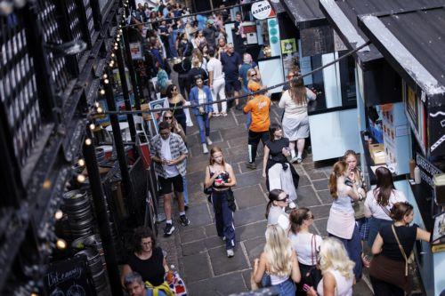 epa13188610 People buy food and drinks at a food market as they visit Camden Town in north London, Britain, 24 August 2026. Camden Town is one of LondonÕs most culturally significant neighbourhoods, renowned for its alternative music, arts and fashion scene and its long-standing influence on British youth culture.  EPA/TOLGA AKMEN