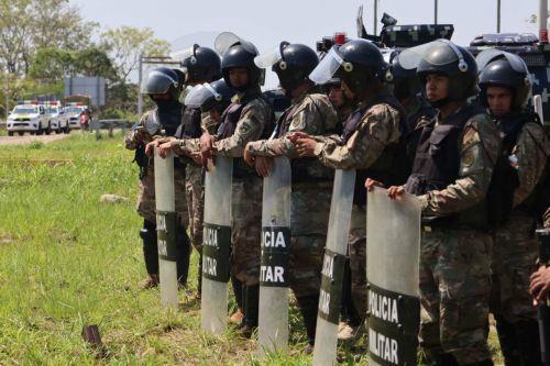 epa13191469 Bolivian military personnel guard a highway in Yapacani, Bolivia, 25 August 2026. The Bolivian government deployed military and police units in Santa Cruz in response to threats by farmers that they would set up roadblocks to protest the removal of diesel price subsidies for those considered 'heavy users.'  EPA/Juan Carlos Torrejon