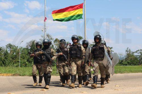epa13191470 Bolivian military personnel guard a highway in Yapacani, Bolivia, 25 August 2026. The Bolivian government deployed military and police units in Santa Cruz in response to threats by farmers that they would set up roadblocks to protest the removal of diesel price subsidies for those considered 'heavy users.'  EPA/Juan Carlos Torrejon