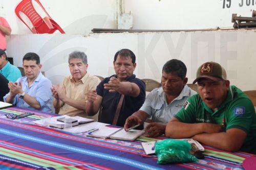 epa13191480 Bolivia's Deputy Minister of Internal Affairs, Hernan Paredes (2-L), and community leader Benigno Salinas (C) lead a meeting between farmers and authorities in Yapacani, Bolivia, 25 August 2026. The Bolivian government deployed military and police units in Santa Cruz in response to threats by farmers that they would set up roadblocks to protest...