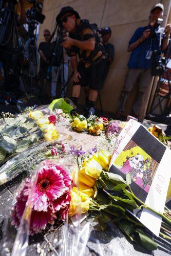 epa13191552 People leave flowers and memorabilia at the Hollywood Walk of Fame star of singer and actress Dolly Parton following her death in Hollywood, California, USA, 25 August 2026. Parton died at the age of 80.  EPA/CHRIS TORRES
