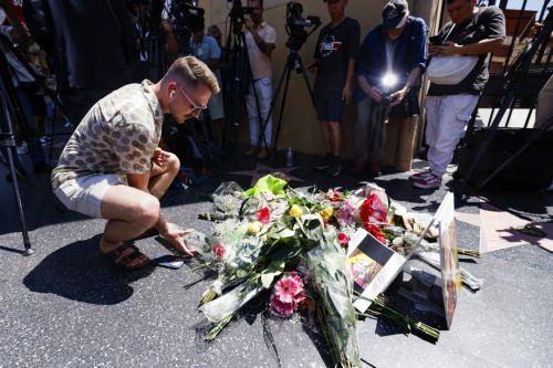 epa13191553 People leave flowers and memorabilia at the Hollywood Walk of Fame star of singer and actress Dolly Parton following her death in Hollywood, California, USA, 25 August 2026. Parton died at the age of 80.  EPA/CHRIS TORRES