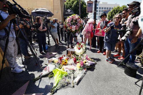 epa13191554 People leave flowers and memorabilia at the Hollywood Walk of Fame star of singer and actress Dolly Parton following her death in Hollywood, California, USA, 25 August 2026. Parton died at the age of 80.  EPA/CHRIS TORRES