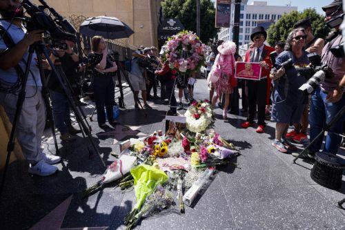 epa13191556 People leave flowers and memorabilia at the Hollywood Walk of Fame star of singer and actress Dolly Parton following her death in Hollywood, California, USA, 25 August 2026. Parton died at the age of 80.  EPA/CHRIS TORRES