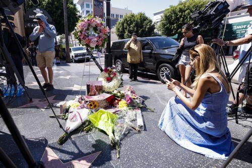 epa13191559 People leave flowers and memorabilia at the Hollywood Walk of Fame star of singer and actress Dolly Parton following her death in Hollywood, California, USA, 25 August 2026. Parton died at the age of 80.  EPA/CHRIS TORRES