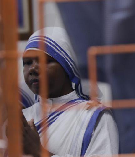epa13191741 A nun takes part in a mass prayer celebrating the 116th birth anniversary of Mother Teresa at the Mother House in Kolkata, India, 26 August 2026. Mother Teresa, born Agnes Gonxha Bojaxhiu on 26 August 1910 to Albanian parents in Skopje, began serving the poor in Calcutta in 1948 and was awarded the Nobel Peace Prize in 1979.  EPA/PIYAL ADHIKARY