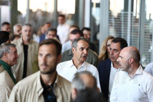 Ο πρωθυπουργός Κυριάκος Μητσοτάκης περπατά προς το Μέγαρο Μουσικής Θεσσαλονίκης, όπου θα έχει διαδοχικές συναντήσεις  με παραγωγικούς φορείς στη Θεσσαλονίκη, Πέμπτη 27 Αυγούστου 2026.  Μετά τα εγκαίνια της επέκτασης του μετρό στην Καλαμαριά,  ο πρωθυπουργός  έχει διαδοχικές συναντήσεις με βουλευτές, παραγωγικούς και επιστημονικούς φορείς της Θεσσαλονίκης...