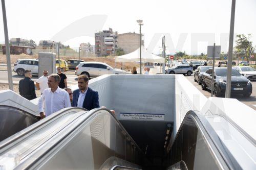 Ο πρωθυπουργός Κυριάκος Μητσοτάκης (Α), συνοδευόμενος από τον υφυπουργό παρά τω πρωθυπουργώ και κυβερνητικό εκπρόσωπο Παύλος Μαρινάκη (2Α), ξεναγείται στο έργο της επέκτασης του Μετρό Θεσσαλονίκης προς την Καλαμαριά, στον σταθμό «Μίκρα», Θεσσαλονίκη, την Πέμπτη 27 Αυγούστου 2026. Παρουσία του πρωθυπουργού, εγκαινιάζεται σήμερα η επέκταση του μετρό...