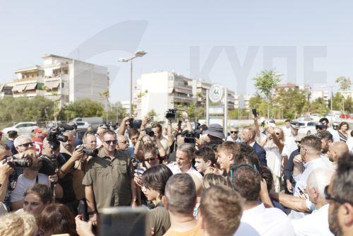 (Ξένη Δημοσίευση). Ο πρωθυπουργός Κυριάκος Μητσοτάκης φωτογραφίζεται με κόσμο, κατά την τελετή παράδοσης του έργου της επέκτασης του Μετρό Θεσσαλονίκης προς την Καλαμαριά, στον σταθμό «Μίκρα», Θεσσαλονίκη, την Πέμπτη 27 Αυγούστου 2026. Παρουσία του πρωθυπουργού, εγκαινιάζεται σήμερα η επέκταση του μετρό Θεσσαλονίκης προς την Καλαμαριά με 5 νέους σταθμούς:...