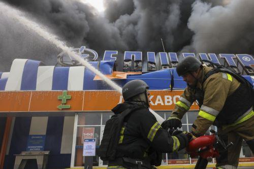 epa13196217 Ukrainian rescuers work at the site of a Russian drone strike on a shopping mall in Zaporizhzhia, Ukraine, 28 August 2026, amid the Russian invasion. At least four people were injured in a Russian attack on a construction hypermarket in Zaporizhzhia, according to the Ukrainian State Emergency Service (SES).  EPA/OLEG MOVCHANIUK