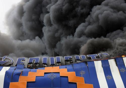 epa13196224 Smoke rises at the site of a Russian drone strike on a shopping mall in Zaporizhzhia, Ukraine, 28 August 2026, amid the Russian invasion. At least four people were injured in a Russian attack on a construction hypermarket in Zaporizhzhia, according to the Ukrainian State Emergency Service (SES).  EPA/OLEG MOVCHANIUK