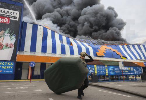 epaselect epa13196223 A Ukrainian rescuer works at the site of a Russian drone strike on a shopping mall in Zaporizhzhia, Ukraine, 28 August 2026, amid the Russian invasion. At least four people were injured in a Russian attack on a construction hypermarket in Zaporizhzhia, according to the Ukrainian State Emergency Service (SES).  EPA/OLEG MOVCHANIUK