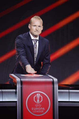 epa13196515 German former soccer player Sebastian Rode presses the button to reveal the 2026/27 UEFA Europa League league phase draw at the Grimaldi Forum in Monaco, 28 August 2026.  EPA/SEBASTIEN NOGIER