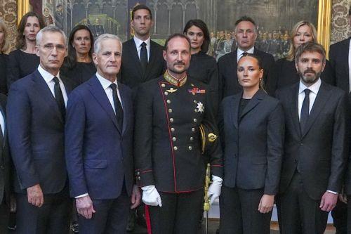 epa13196657 Norway's new King Haakon VIII (C), Crown Princess Ingrid Alexandra (C-R) and Norwegian Prime Minister Jonas Gahr Store (C-L) pose for a group photo on the occasion of an extraordinary cabinet meeting at the Royal Palace in Oslo, Norway, 28 August 2026, after the death of King Harald V. Norway's King Harald V died at Oslo University Hospital at...