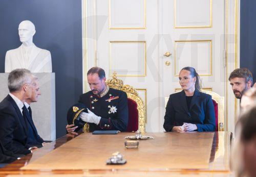epa13196664 New Crown Princess Ingrid Alexandra of Norway (C-R) and Prince Haakon (C-L), the new King Haakon VIII, attend an extraordinary cabinet meeting at the Royal Palace in Oslo, Norway, 28 August 2026, after the death of King Harald V. King Harald died at Oslo University Hospital at the age of 89, according to an official statement released by the...