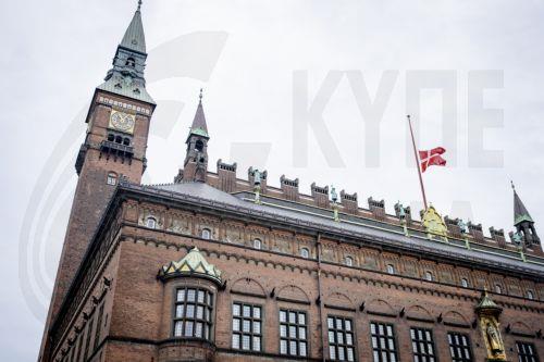epa13196670 The Danish flag, the Dannebrog, flies at half-mast on the occasion of King Harald's death on the City Hall in Copenhagen, Denmark, 28 August 2026. Norway's King Harald V died at Oslo University Hospital at the age of 89, according to an official statement released by the Royal House of Norway on 28 August 2026. Following his death, his son Crown...