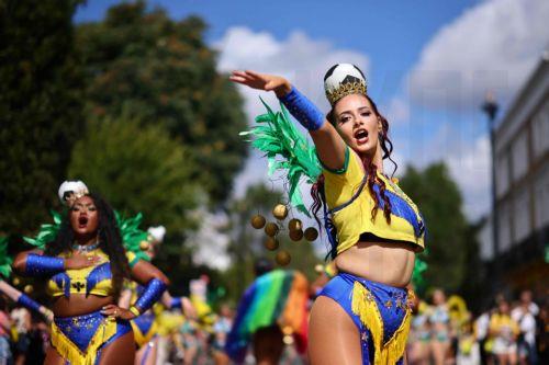 epa13202243 Costumed participants perform during the Notting Hill Carnival adults' parade in London, Britain, 31 August 2026. The carnival, marking its 60th year, is Europe's largest street carnival, celebrating Caribbean history and culture, and runs from 30 August to 31 August 2026.  EPA/TOLGA AKMEN
