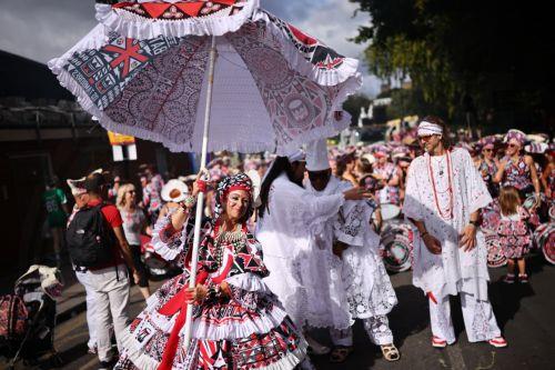 epa13202246 Costumed participants perform during the Notting Hill Carnival adults' parade in London, Britain, 31 August 2026. The carnival, marking its 60th year, is Europe's largest street carnival, celebrating Caribbean history and culture, and runs from 30 August to 31 August 2026.  EPA/TOLGA AKMEN