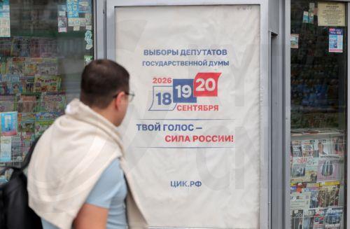 epa13202300 A man walks next to a billboard announcing the upcoming parliamentary elections in Moscow, Russia, 31 August 2026. Parliamentary elections in Russia are scheduled for 18 to 20 September 2026.  EPA/MAXIM SHIPENKOV