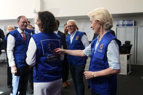 epa13202361 European Commission President Ursula von der Leyen (R) and European Commissioner for Preparedness and Crisis Hadja Lahbib (2-L) receive staff jackets during a visit to the European Emergency Response Coordination Center (ERCC) in Brussels, Belgium, 31 August 2026.  EPA/VIRGINIA MAYO / POOL