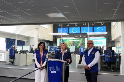 epa13202363 European Commission President Ursula von der Leyen (C) and European Commissioner for Preparedness and Crisis Hadja Lahbib (L) deliver a statement during a visit to the European Emergency Response Coordination Center (ERCC) in Brussels, Belgium, 31 August 2026.  EPA/VIRGINIA MAYO / POOL