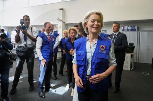 epa13202365 European Commission President Ursula von der Leyen (front) receives a staff jacket during a visit to the European Emergency Response Coordination Center (ERCC) in Brussels, Belgium, 31 August 2026.  EPA/VIRGINIA MAYO / POOL