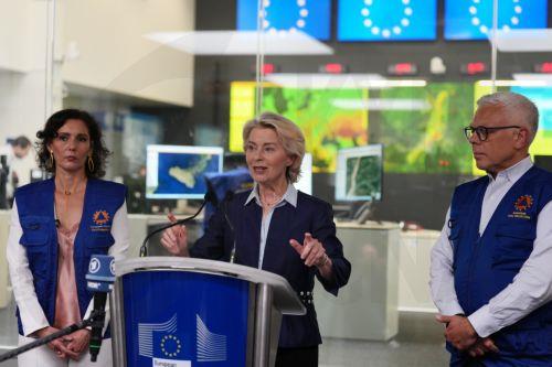 epa13202366 European Commission President Ursula von der Leyen (C) and European Commissioner for Preparedness and Crisis Hadja Lahbib (L) deliver a statement during a visit to the European Emergency Response Coordination Center (ERCC) in Brussels, Belgium, 31 August 2026.  EPA/VIRGINIA MAYO / POOL
