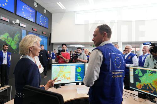 epa13202369 European Commission President Ursula von der Leyen (L) speaks with personnel during a visit to the European Emergency Response Coordination Center (ERCC) in Brussels, Belgium, 31 August 2026.  EPA/VIRGINIA MAYO / POOL