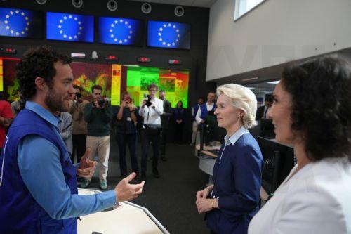 epa13202370 European Commission President Ursula von der Leyen (C) and European Commissioner for Preparedness and Crisis Hadja Lahbib (R) speak with personnel during a visit to the European Emergency Response Coordination Center (ERCC) in Brussels, Belgium, 31 August 2026.  EPA/VIRGINIA MAYO / POOL