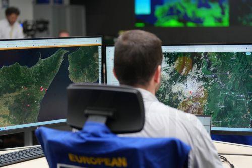 epa13202371 Personnel monitor a computer map at the European Emergency Response Coordination Center (ERCC) in Brussels, Belgium, 31 August 2026.  EPA/VIRGINIA MAYO / POOL