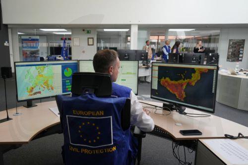 epa13202373 Personnel monitor computer maps and charts at the European Emergency Response Coordination Center (ERCC) in Brussels, Belgium, 31 August 2026.  EPA/VIRGINIA MAYO / POOL