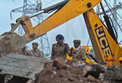 epa13202392 Indian police personnel inspect the site after an explosion in a firecracker factory in Pipri, Uttar Pradesh state, India, 31 August 2026. The explosion in the  firecracker factory killed more than five people and several injured, according to official sources. The explosion also damaged the nearby houses.  EPA/Prabhat Kumar Verma