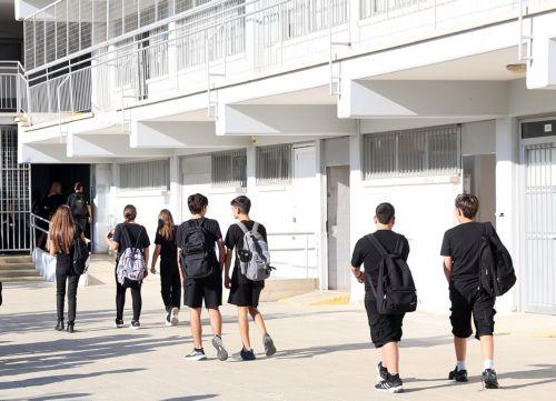 Το πρώτο κουδούνι χτύπησε σήμερα για τους μαθητές/τριες της Μέσης Εκπαίδευσης, Γυμνάσιο Αγ. Στυλιανού στο Στρόβολο 07 Σεπτεμβρίου 2026. O συνολικός αριθμός των μαθητών οι οποίοι θα φοιτήσουν σε Σχολεία Μέσης Γενικής Εκπαίδευσης τη σχολική χρονιά 2026-2027 ανέρχεται σε 41.280 (23.270 γυμνάσια, 17.710 λύκεια, 300 εσπερινά). ΚΥΠΕ/ΚΑΤΙΑ ΧΡΙΣΤΟΔΟΥΛΟΥ