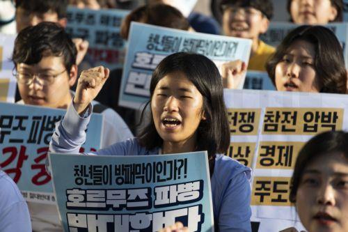 epa13219192 South Korean university protesters shout slogans during a rally near the US embassy in Seoul, South Korea, 07 September 2026. Protesters gathered to oppose a potential deployment of South Korean troops to the Strait of Hormuz.  EPA/JEON HEON-KYUN