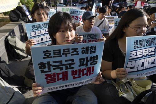 epa13219193 South Korean university protesters shout slogans during a rally near the US embassy in Seoul, South Korea, 07 September 2026. Protesters gathered to oppose a potential deployment of South Korean troops to the Strait of Hormuz.  EPA/JEON HEON-KYUN