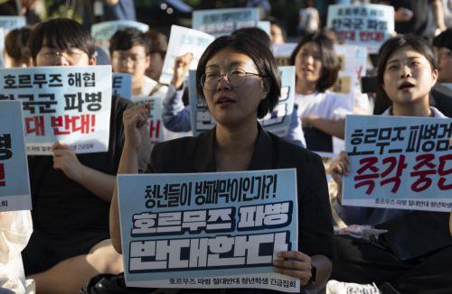 epa13219196 South Korean university protesters shout slogans during a rally near the US embassy in Seoul, South Korea, 07 September 2026. Protesters gathered to oppose a potential deployment of South Korean troops to the Strait of Hormuz.  EPA/JEON HEON-KYUN