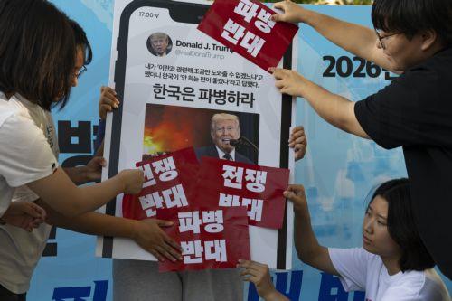 epa13219197 South Korean university protesters perform during a rally near the US embassy in Seoul, South Korea, 07 September 2026. Protesters gathered to oppose a potential deployment of South Korean troops to the Strait of Hormuz.  EPA/JEON HEON-KYUN