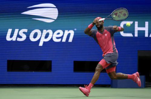 epa13233352 Frances Tiafoe of the US in action against Ben Shelton of the US during the Men's Singles Semifinals of the US Open Tennis Championships in Flushing Meadows, New York, USA, 11 September 2026.  EPA/CRISTOBAL HERRERA-ULASHKEVICH